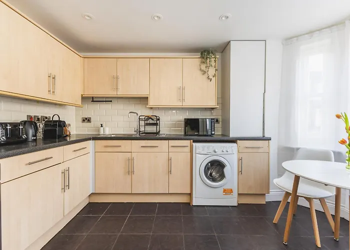 Arte Stays Serviced Houses Stratford - 3 Bedrooms 2 Bathrooms Houses London, Stratford, Maryland, Free Parking, Garden, Weekly Or Monthly Stays - Up To 8 Guests