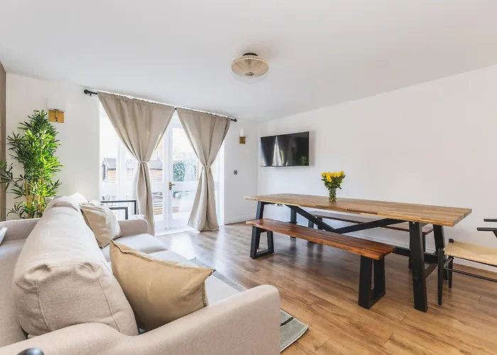 Arte Stays Serviced Houses Stratford - 3 Bedrooms 2 Bathrooms Houses London, Stratford, Maryland, Free Parking, Garden, Weekly Or Monthly Stays - Up To 8 Guests
