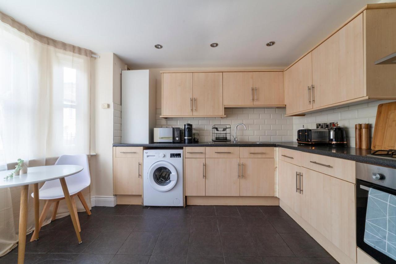 Arte Stays: Spacious Garden House In Stratford With Free Parking Holiday home *