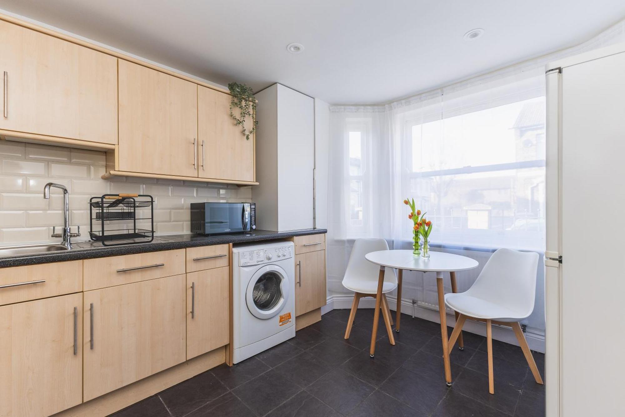 Arte Stays: Spacious Garden House In Stratford With Free Parking Holiday home *
