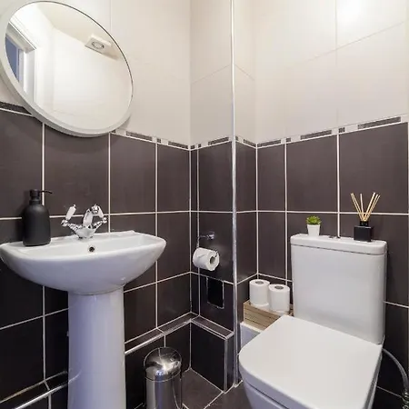 Arte Stays: Spacious Garden House in Stratford with Free Parking London Exterior photo