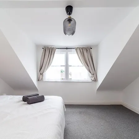Arte Stays: Spacious Garden House in Stratford with Free Parking London Exterior photo
